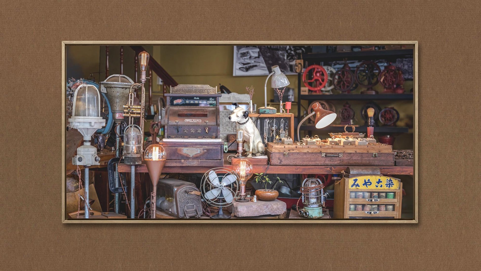 Une scène de magasin vintage avec une gamme d'objets anciens, notamment des lanternes, des radios, des ventilateurs, des lampes, une machine à écrire et divers bibelots. "La mémoire des objets" (Taïwan) de Fine Art Shots trône sur une table en bois au milieu des objets. Le fond présente des étagères avec des objets plus vintage.