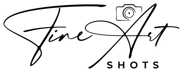 Logo Fine Art Shots avec un texte cursif élégant, avec les mots « Fine Art » écrits dans une écriture élégante. Une icône d'appareil photo minimaliste est placée au-dessus de « Art », évoquant l'essence de la photographie. Le mot « Shots » est écrit en majuscules ci-dessous, incarnant la précision des photos imprimées.