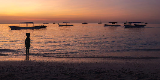 "L'enfant et la plage" (Tanzanie)