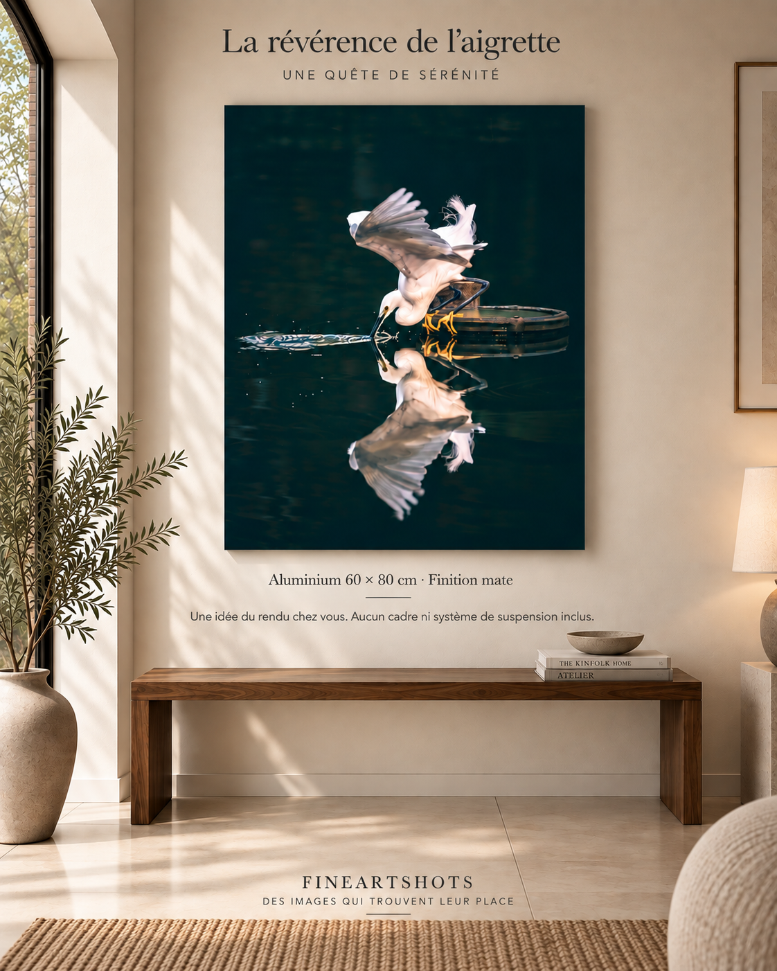 Mise en situation de La révérence de l’aigrette sur Aluminium 60 × 80 cm, au-dessus d’une console en bois.