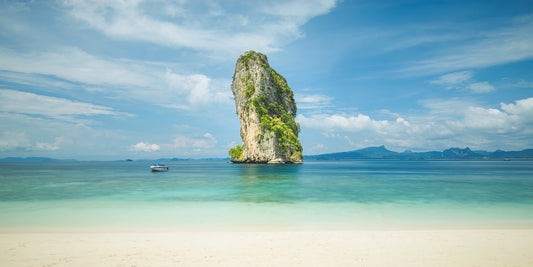 Vue d'un rocher depuis la plage en Thailande